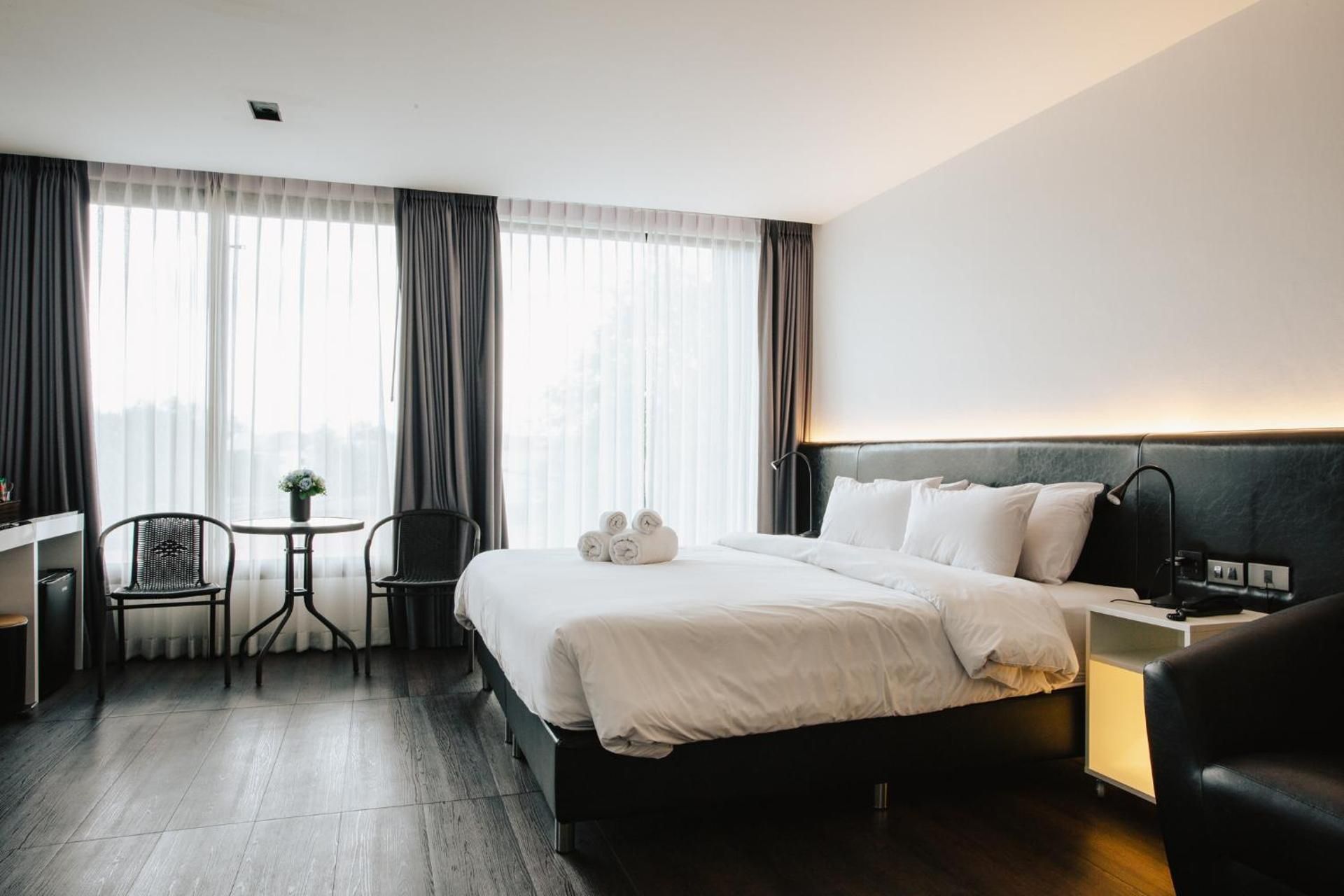 King Suite with Pool View