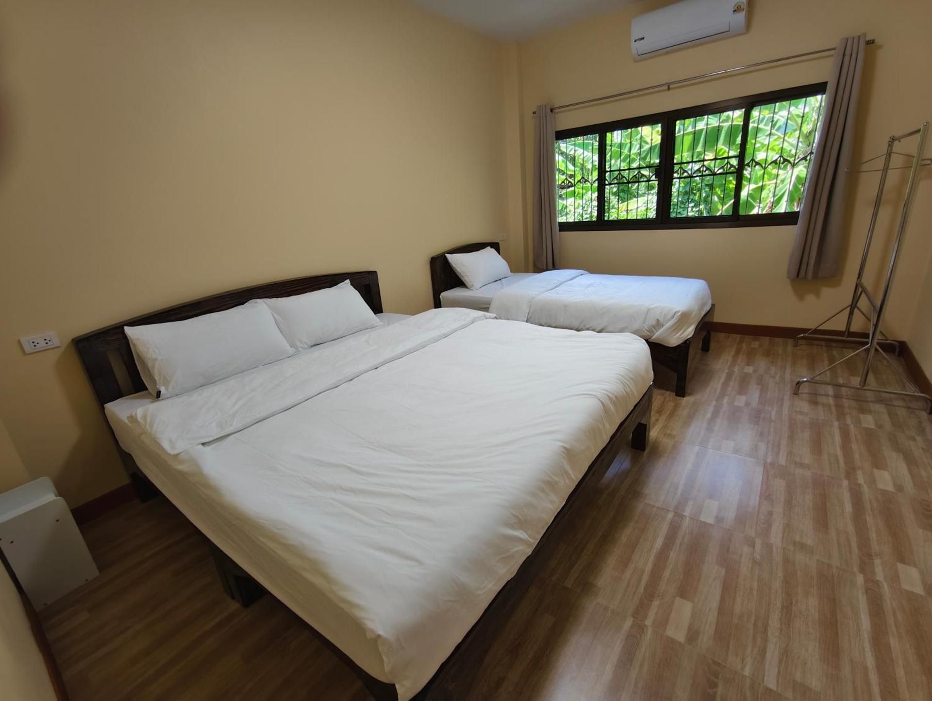 Chiang Mai Downtown Privacy Home Family Room with Garden View