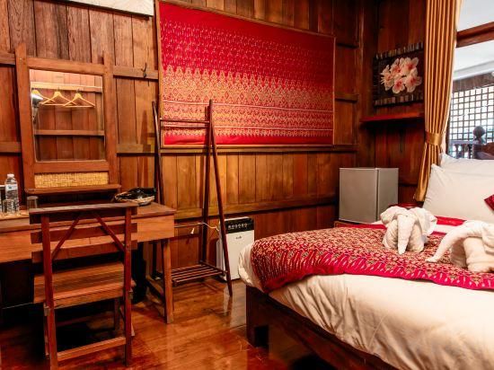Basic Double Room with Shared Bathroom