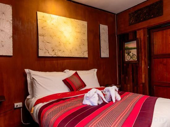 Basic Double Room with Shared Bathroom