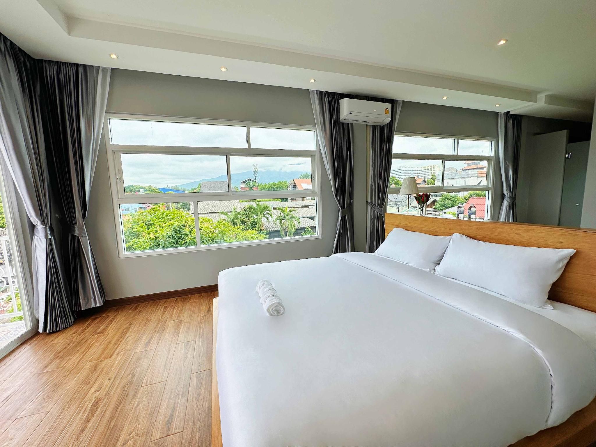 Deluxe King Room with Balcony