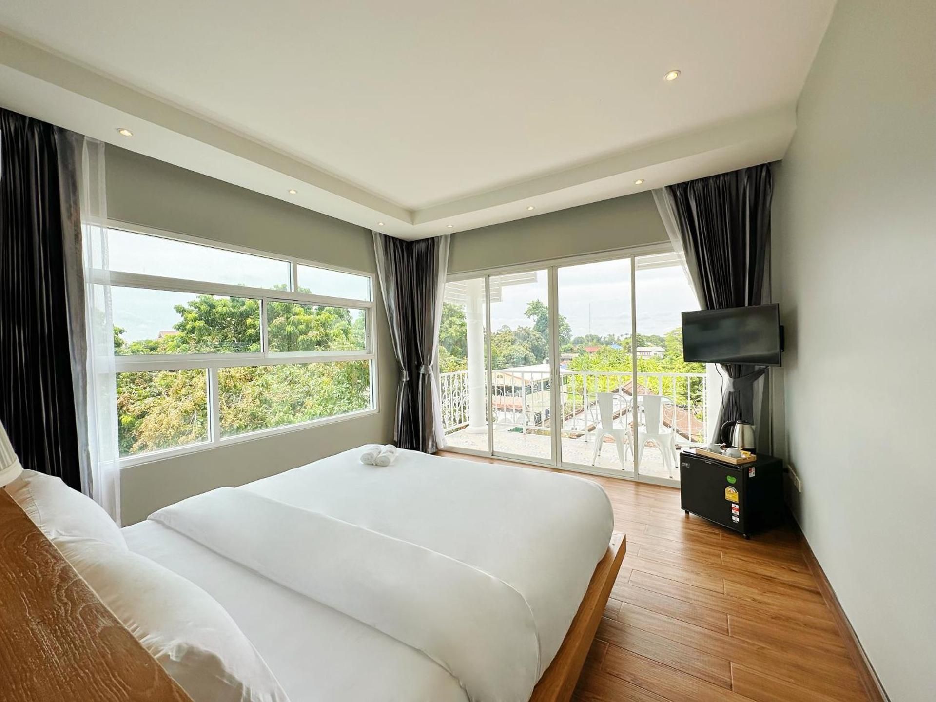 Deluxe King Room with Balcony