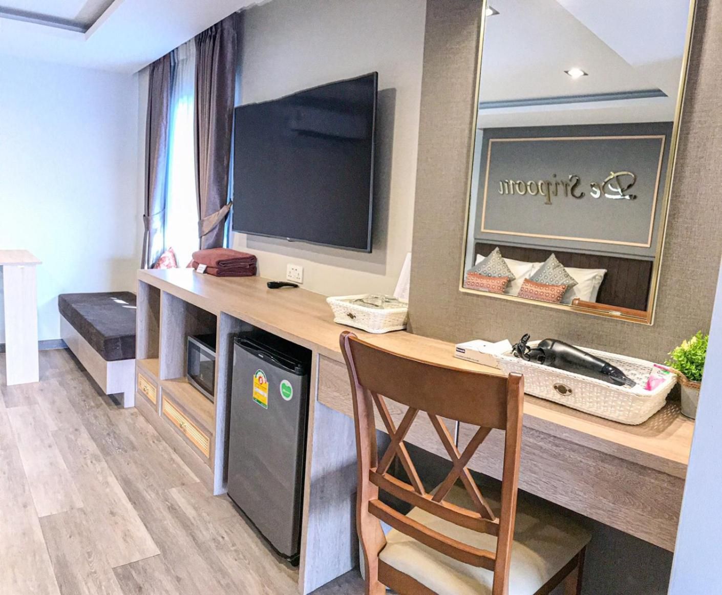 Hotel De Sripoom Deluxe Double Room with Bath 3