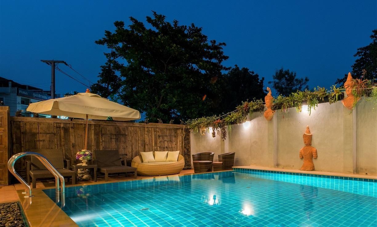 swimming pool [outdoor]