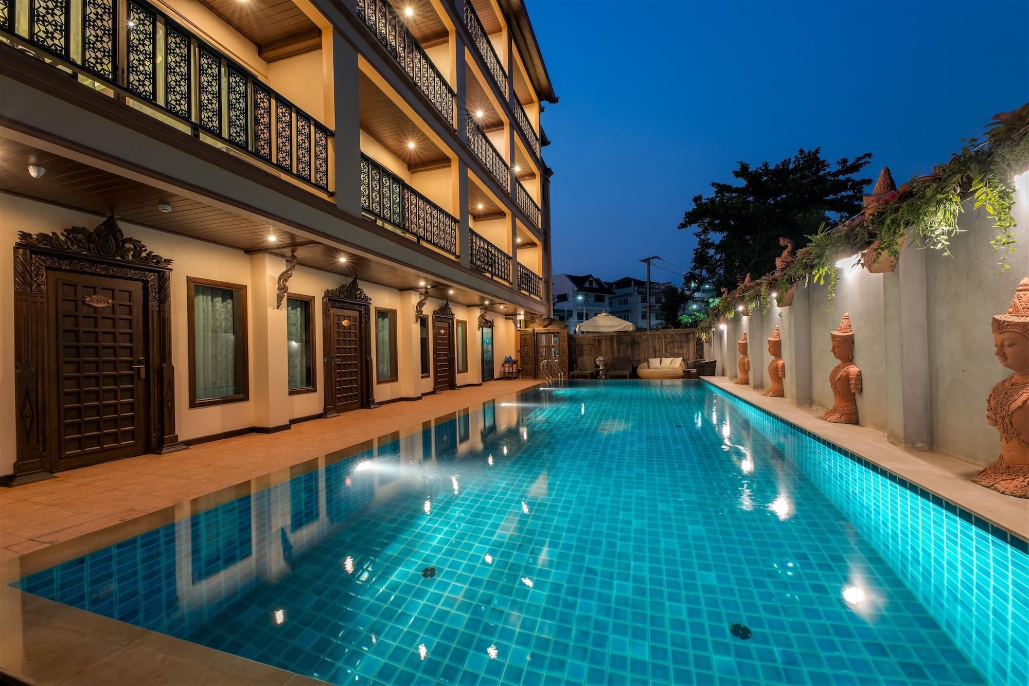 swimming pool [outdoor]