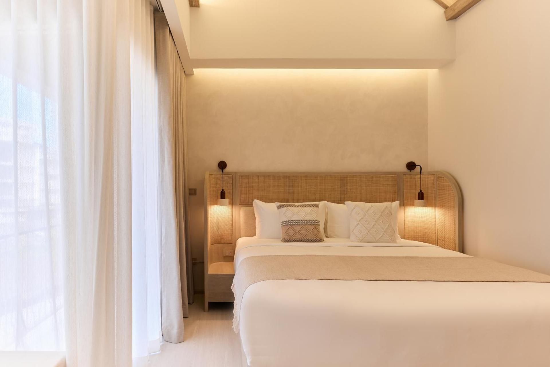 PE-LA Thapae Boutique Hotel  Superior King Bed Room 2