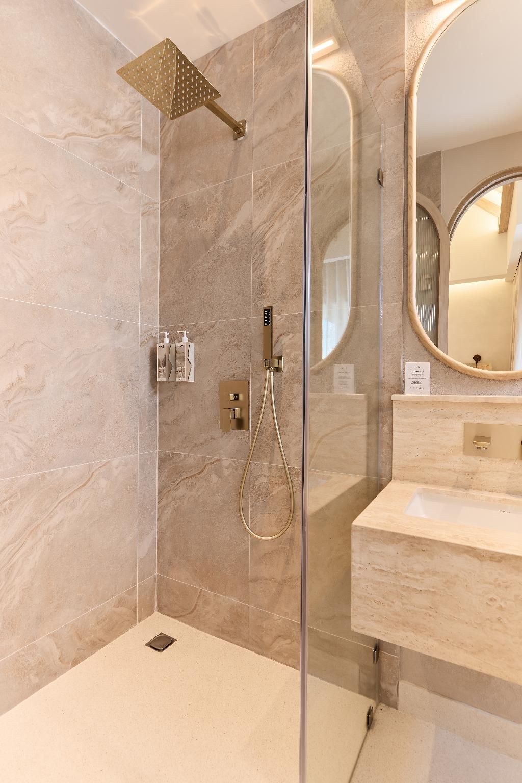 PE-LA Thapae Boutique Hotel  Superior King Bed Room 3