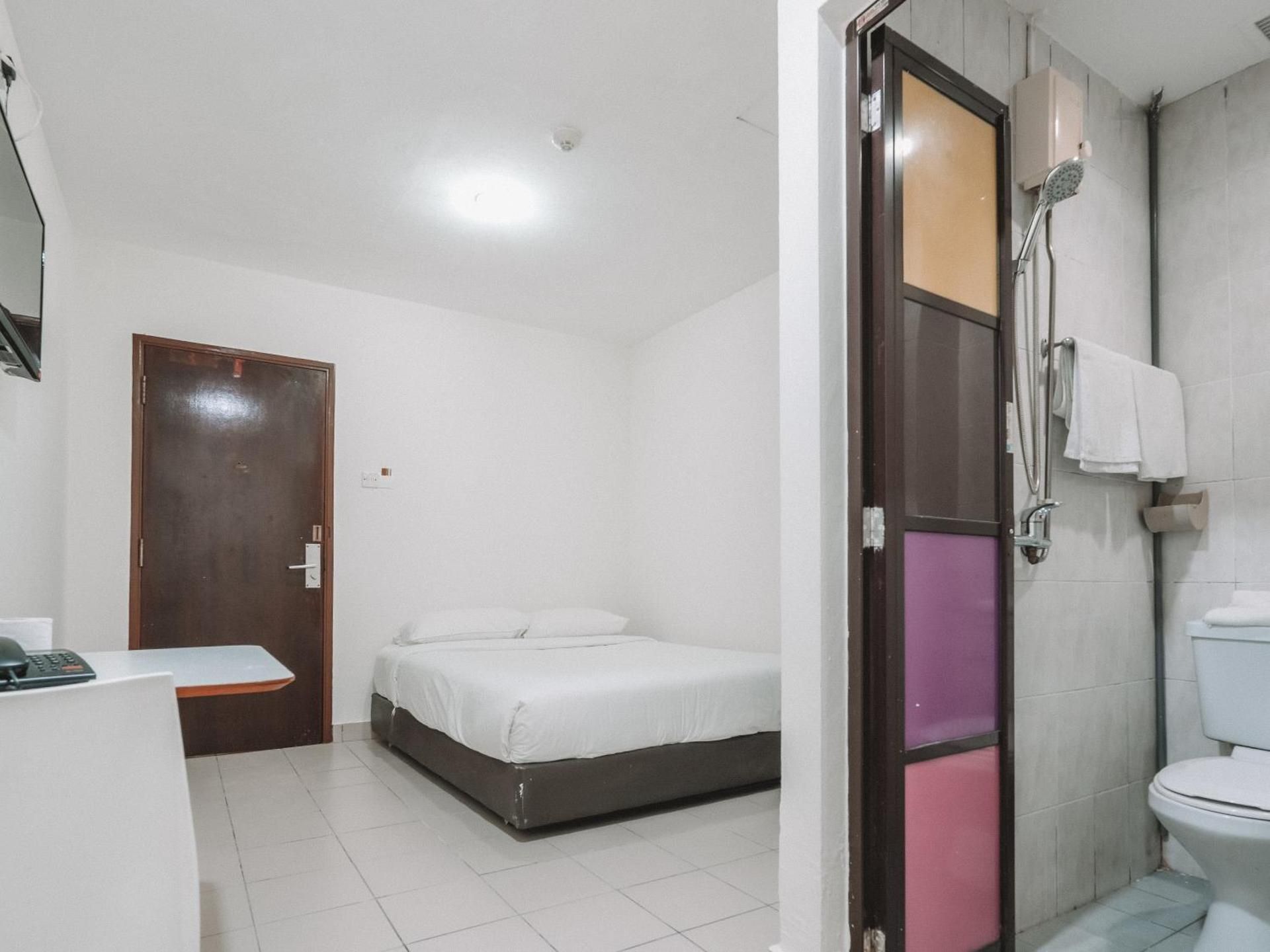 A Hotel Desker, Stay from 10PM to 9AM Double or Twin - No Window 2