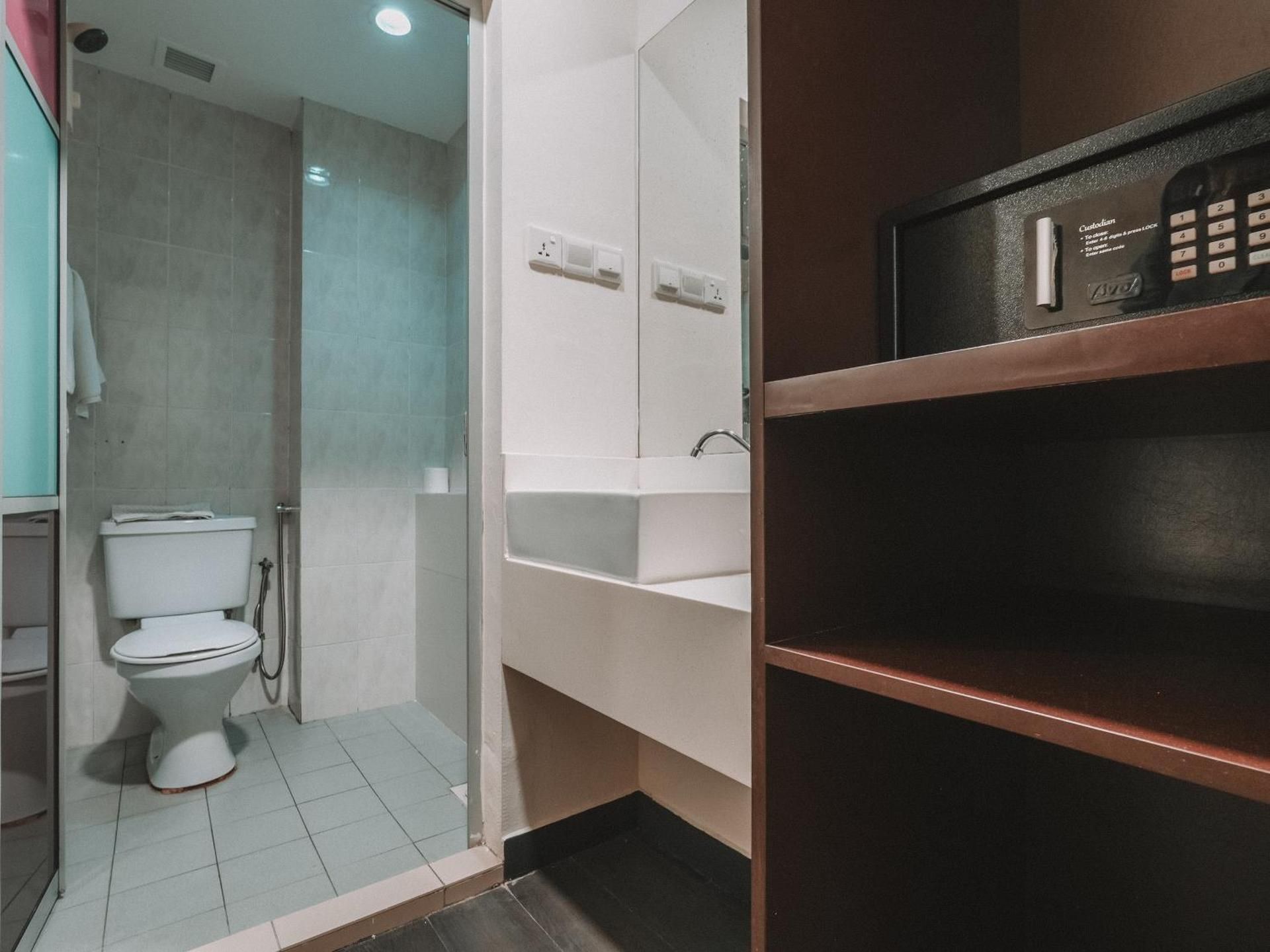 A Hotel Desker, Stay from 10PM to 9AM Double or Twin - No Window 3