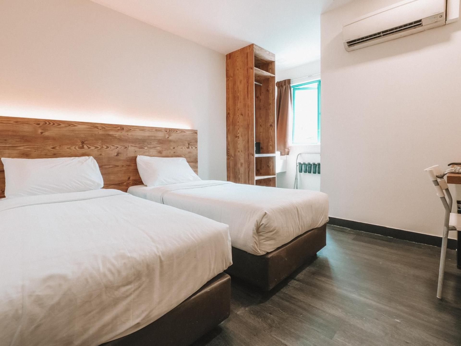 Deluxe Double or Twin, Window