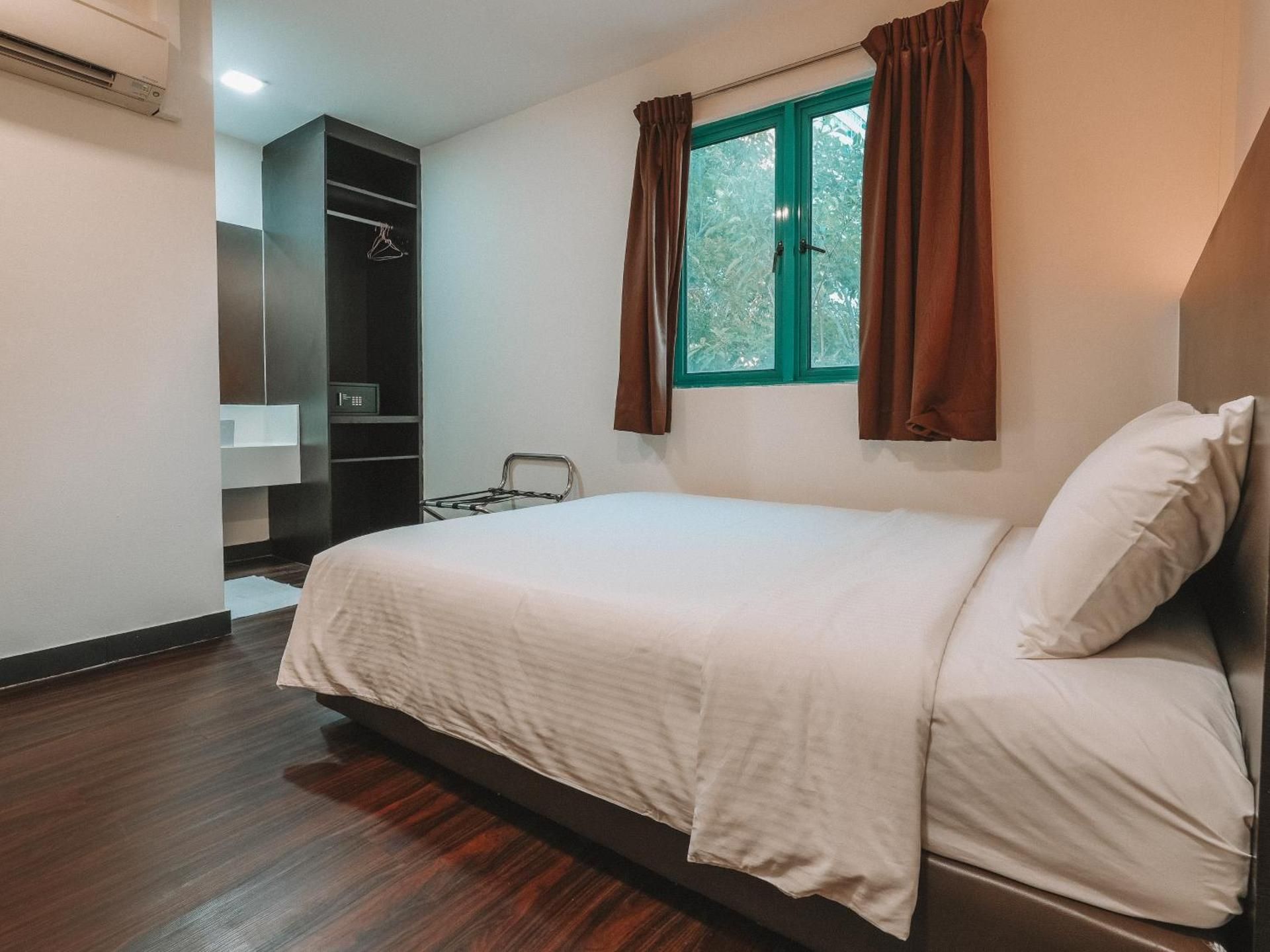 Deluxe Double or Twin, Window