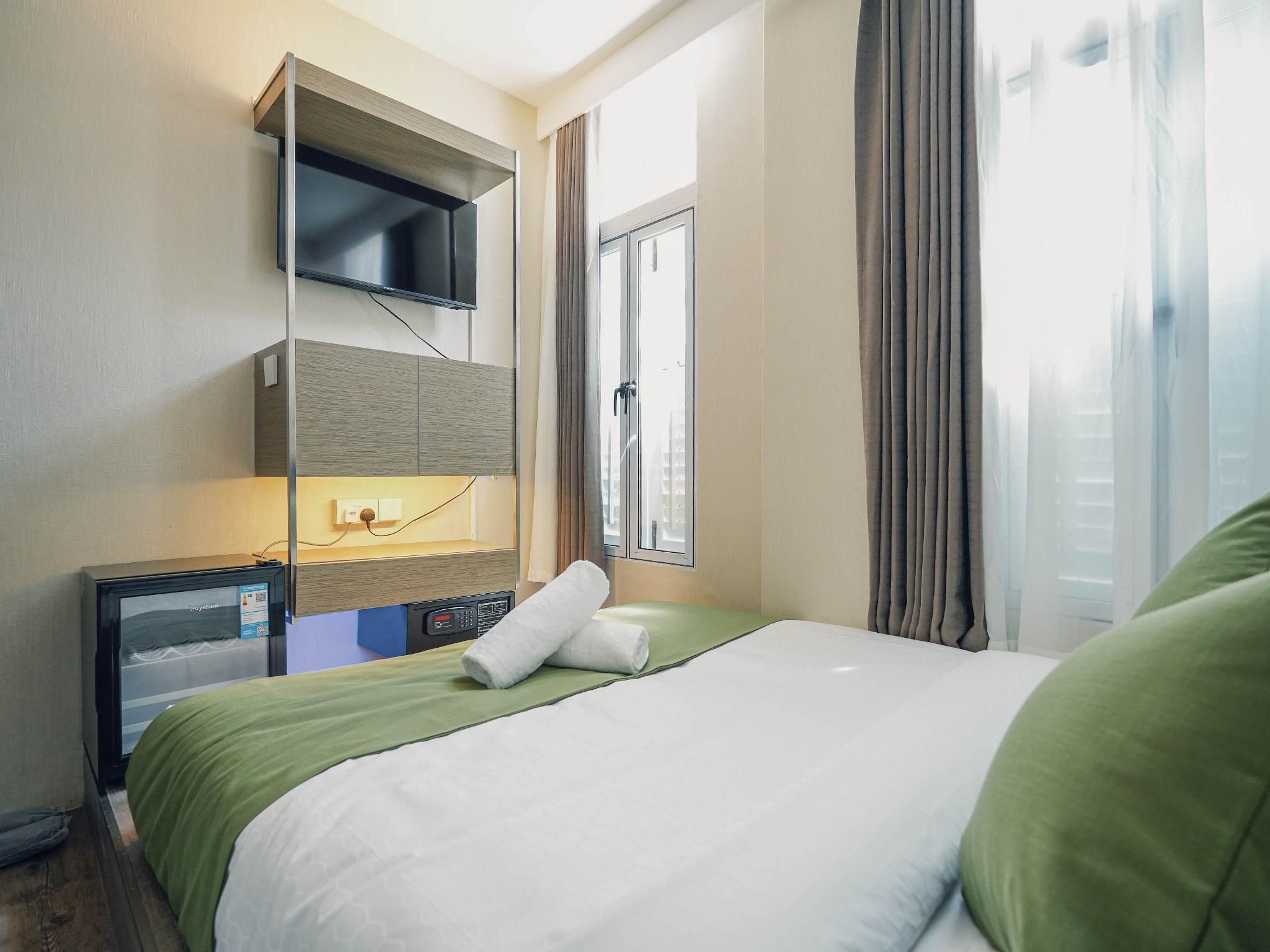 A Hotel Chinatown, Newly Renovated Deluxe with Window 2