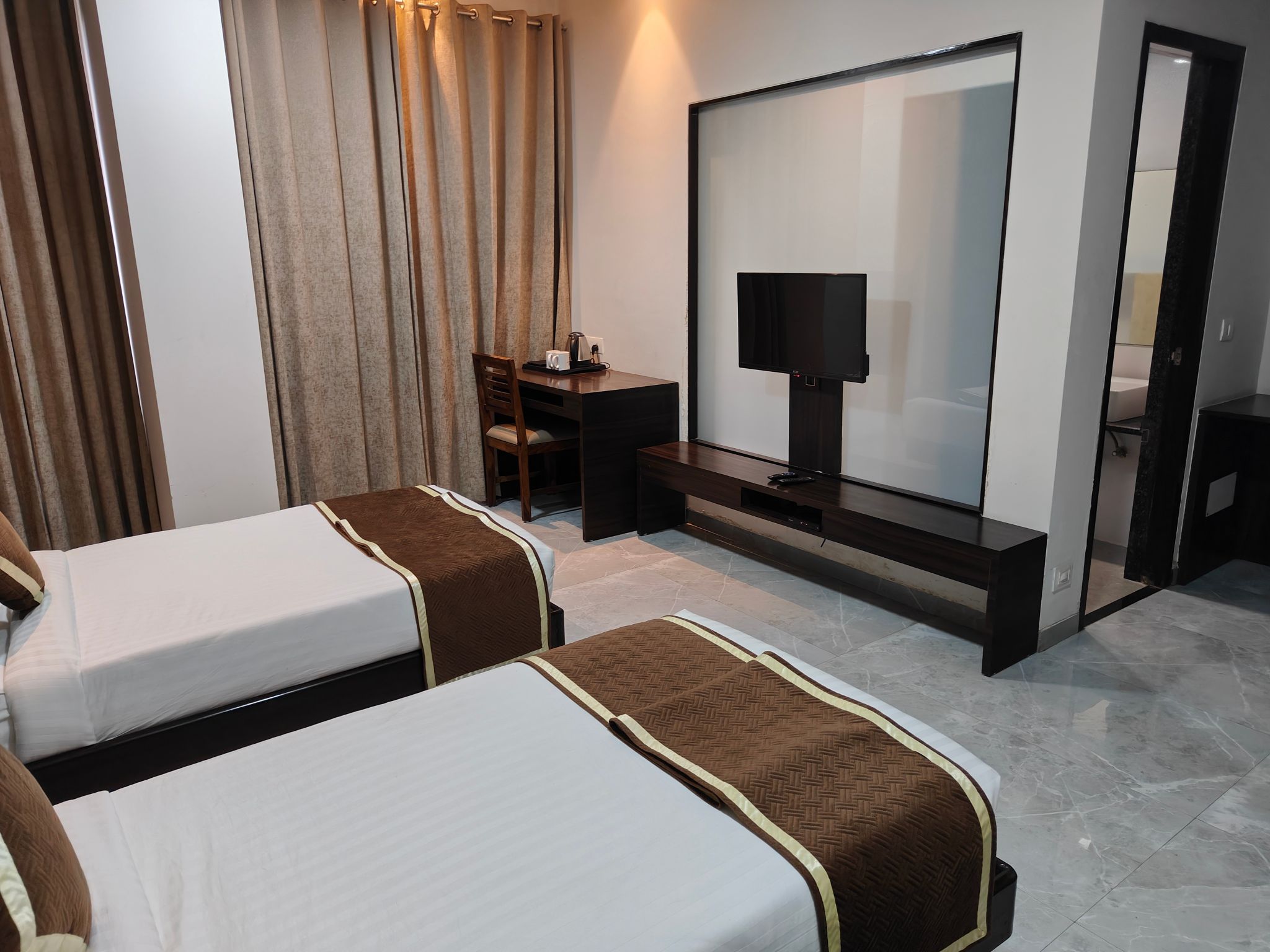 Hotel Apricot One - Udaipur Deluxe Twin Room 4