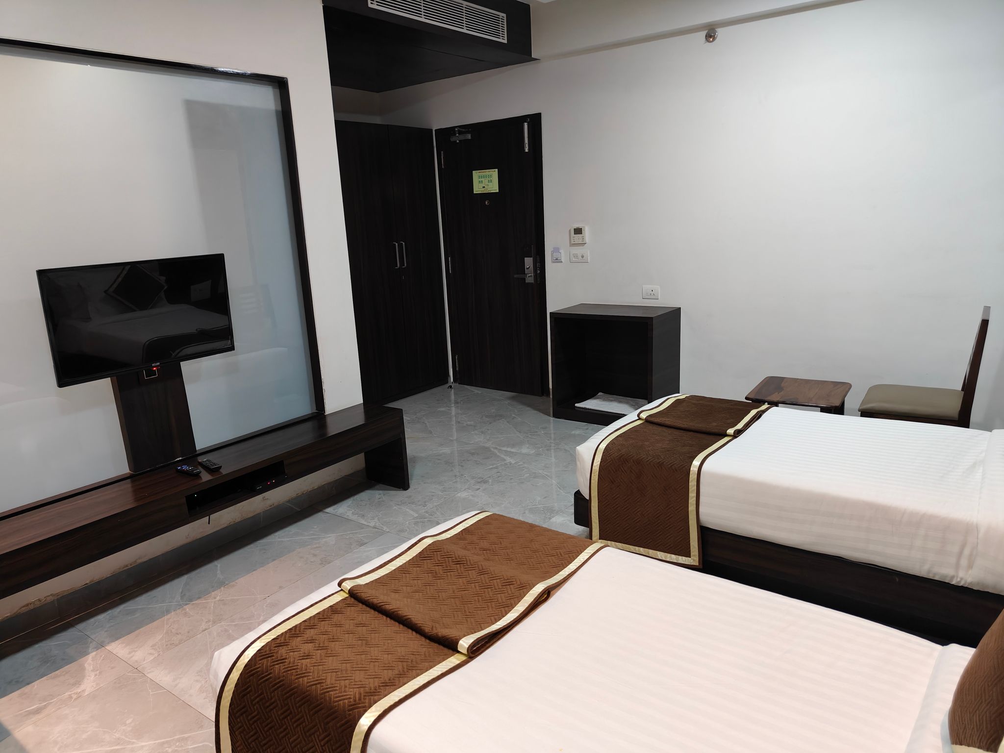 Hotel Apricot One - Udaipur Deluxe Twin Room 5