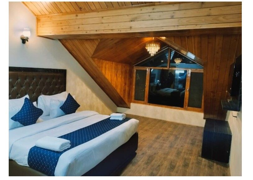 Attic room with Mountain and Orchard View
