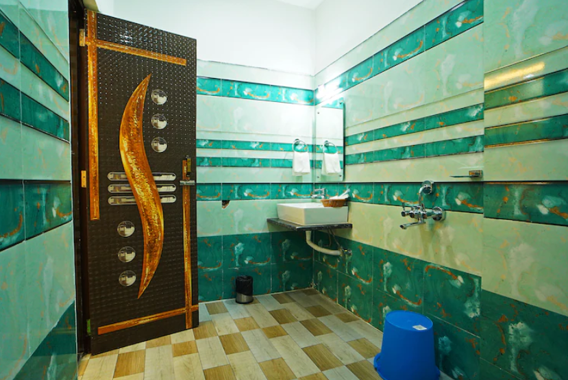 Elegant Beach Resort Queen Room with Balcony 4