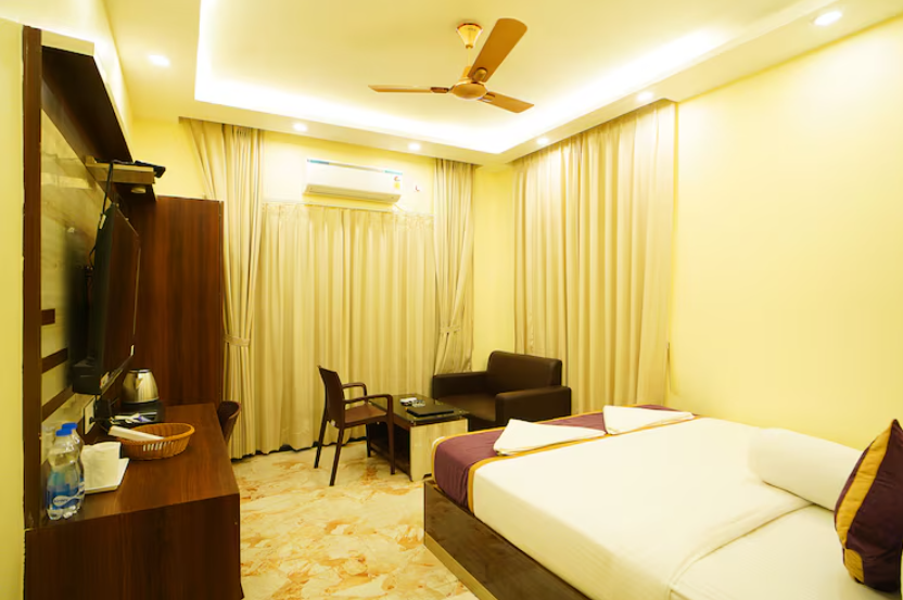 Elegant Beach Resort Queen Room with Balcony