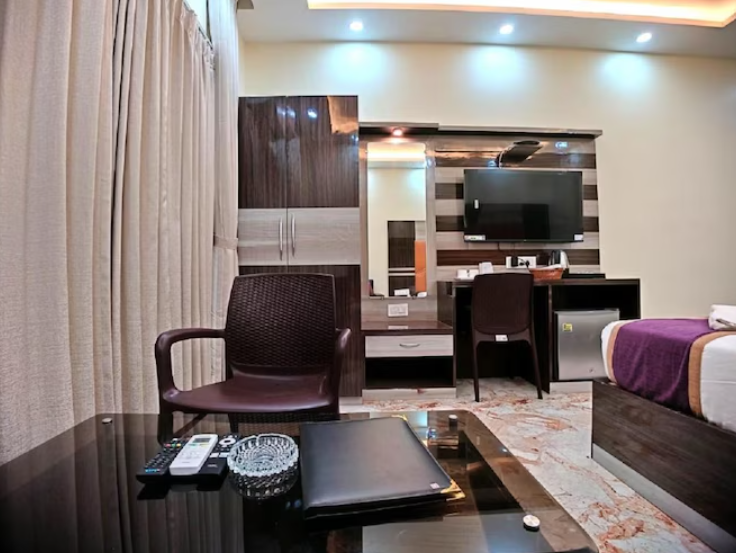 Elegant Beach Resort Queen Room with Balcony 5