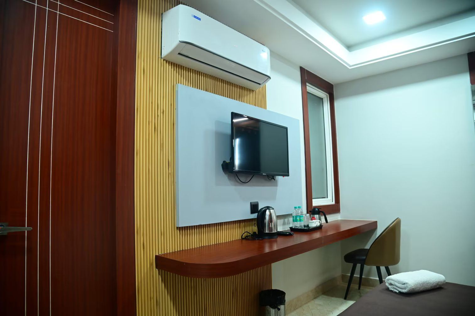 Baba Vishwanath Palace Deluxe Room 2