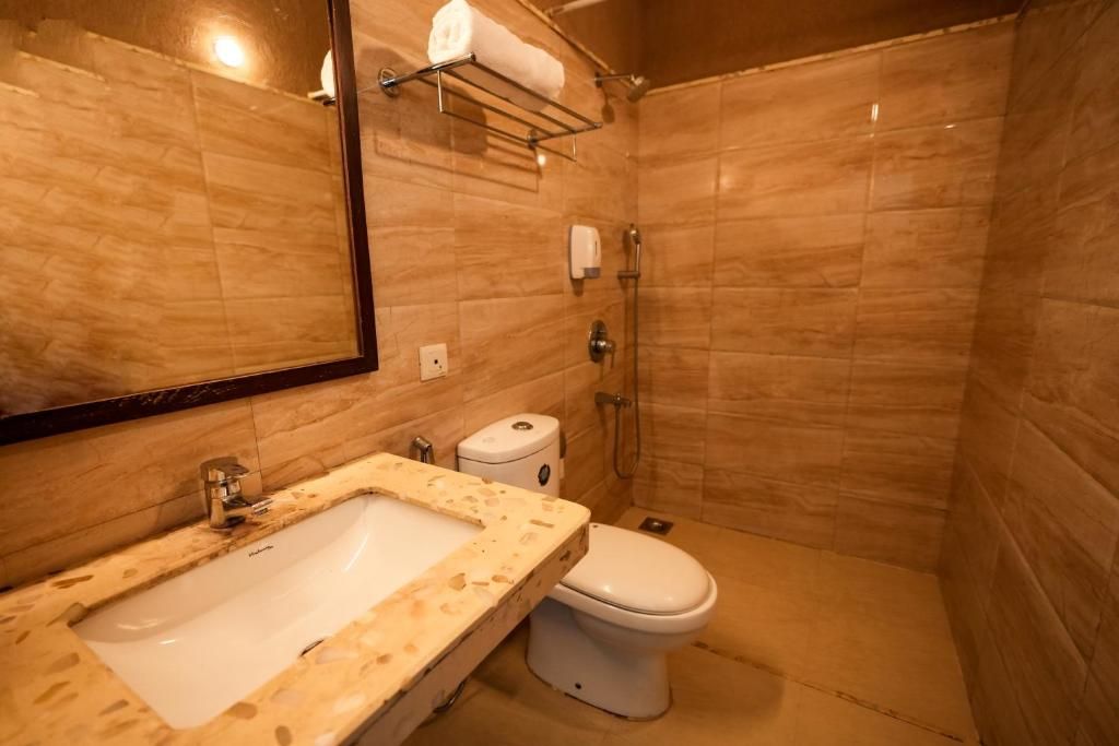 Coastal Pearl Hotel Miramar Lakeview King Room with Lake View 5