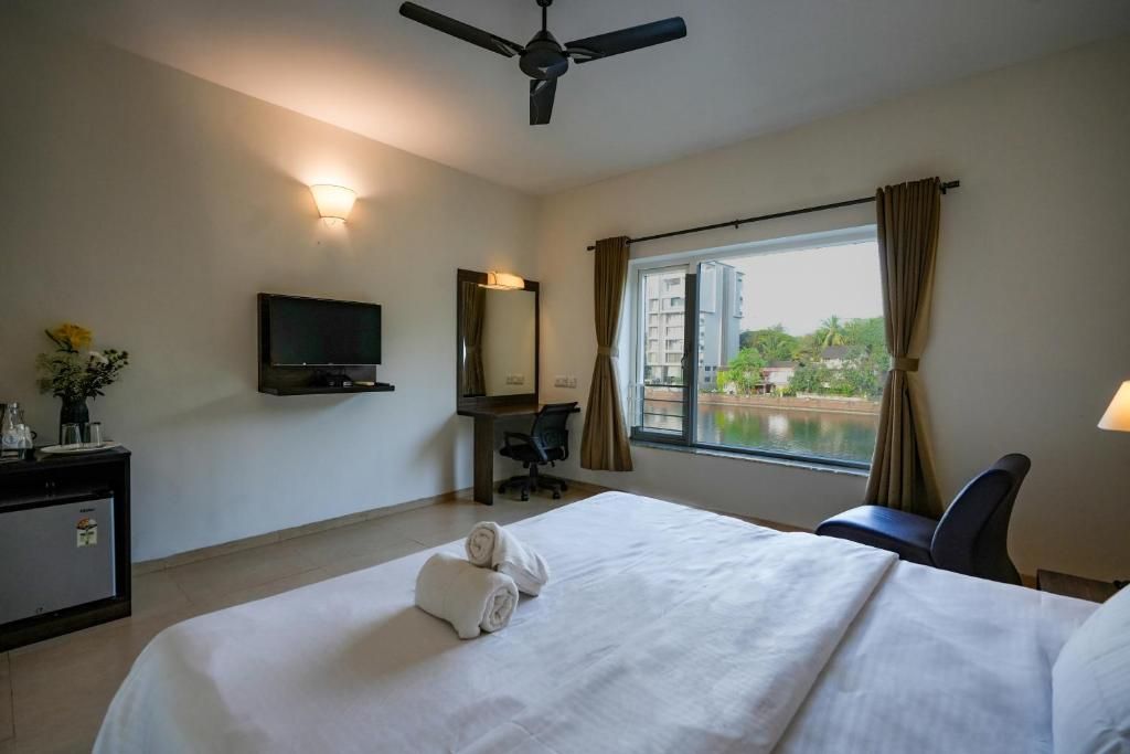 Coastal Pearl Hotel Miramar Lakeview King Room with Lake View