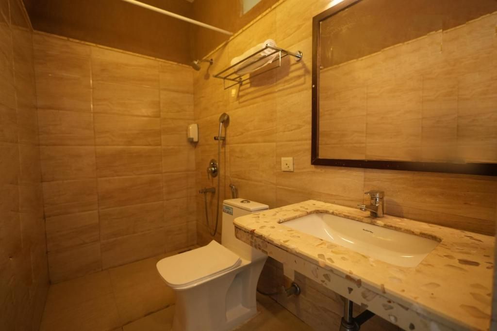 Coastal Pearl Hotel Miramar Lakeview King Room with Lake View 6