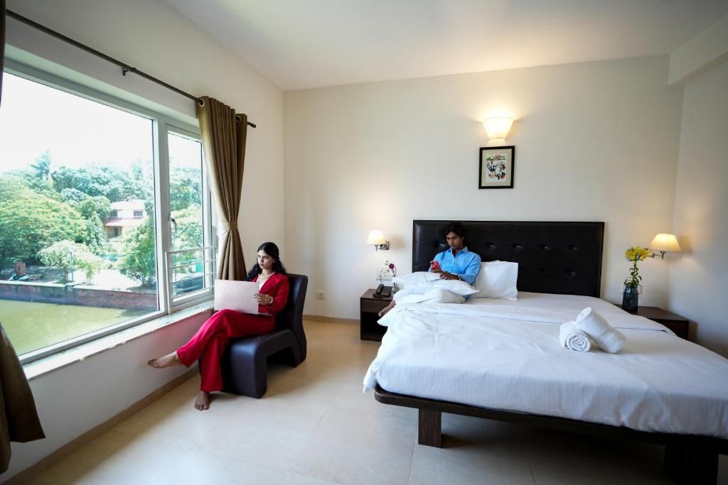 Coastal Pearl Hotel Miramar Lakeview King Room with Lake View 3