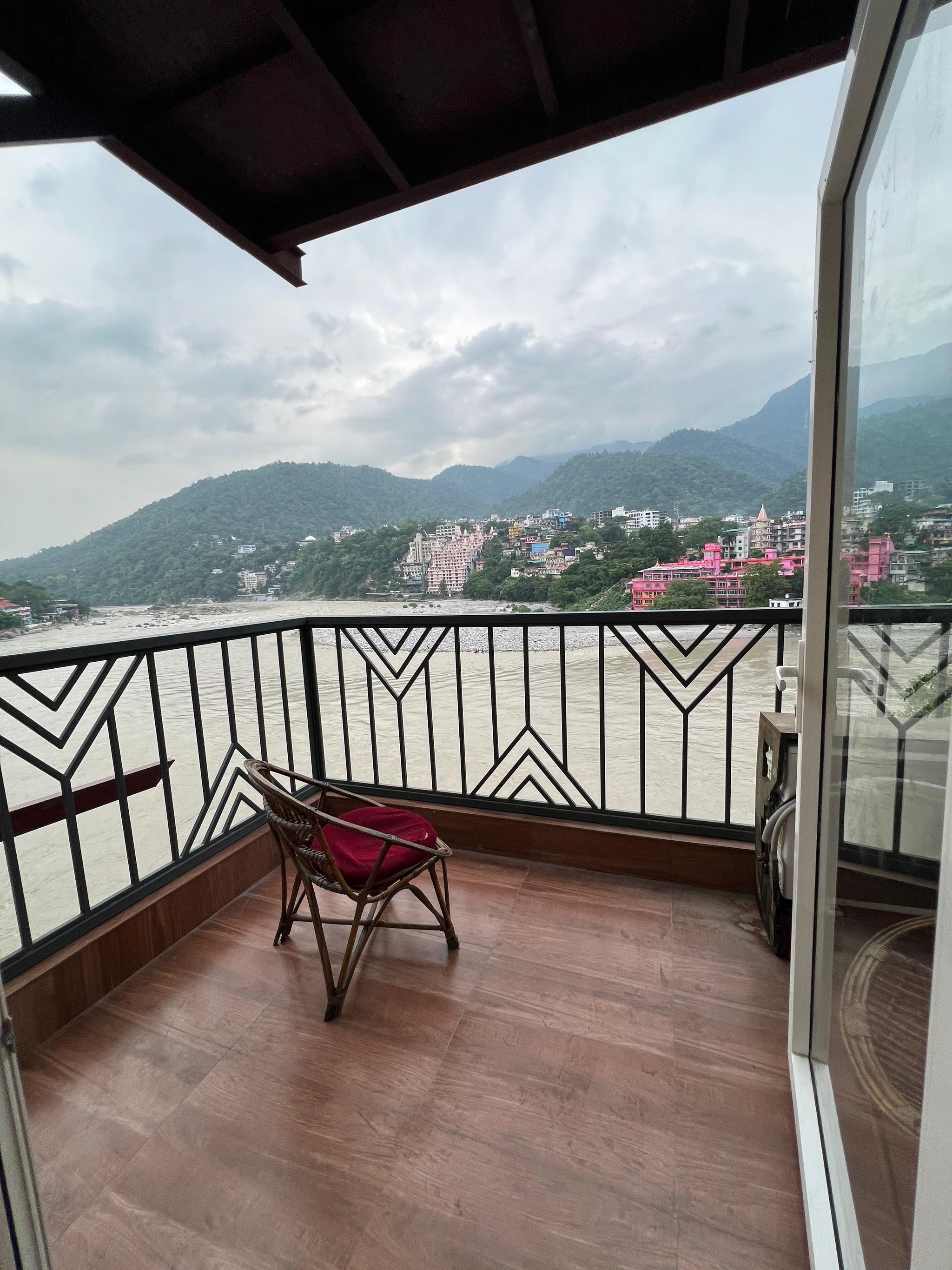 Joeys by the ganges, Rishikesh