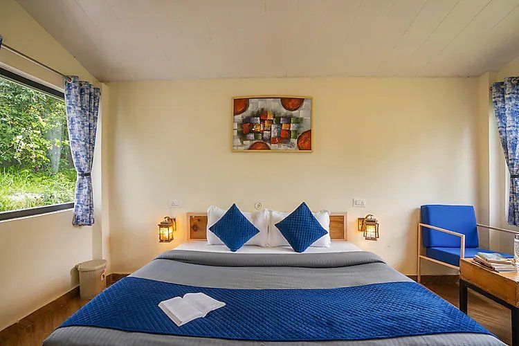 Shalom Backpackers Mcleodganj Deluxe Double Cottage Room with Garden View and Ensuite Washroom 3