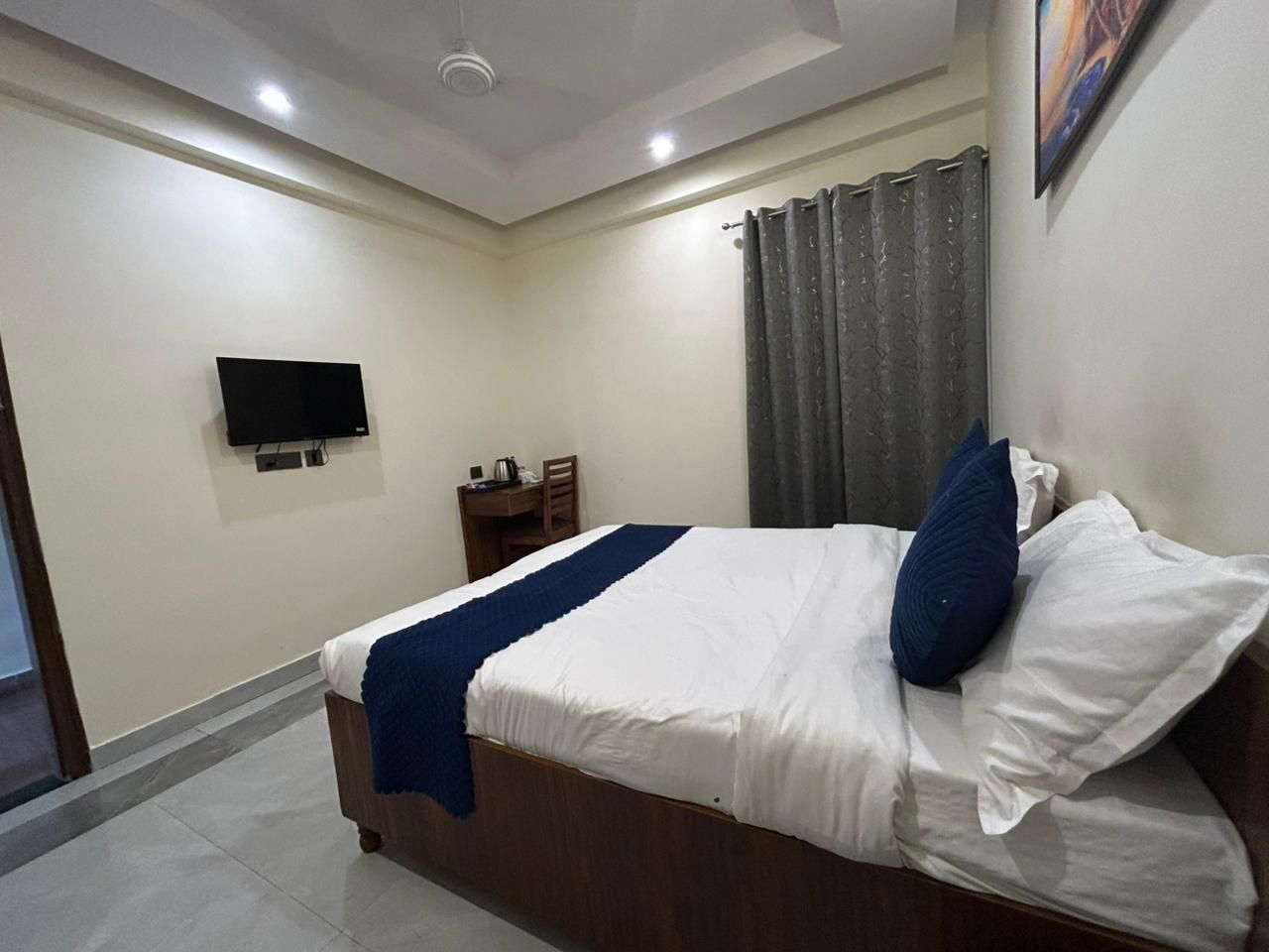 Hotel Life Tree Deluxe Room 5