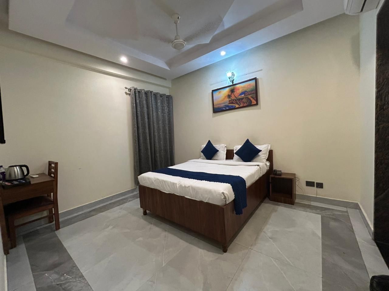 Hotel Life Tree Deluxe Room 2