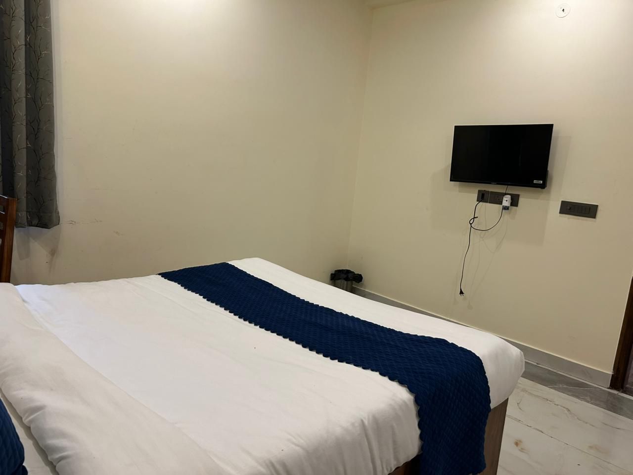 Hotel Life Tree Deluxe Room 8