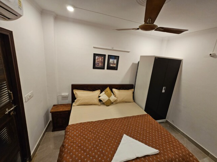Deluxe King Room with Free Breakfast/Wi-Fi/Refreshment Kit