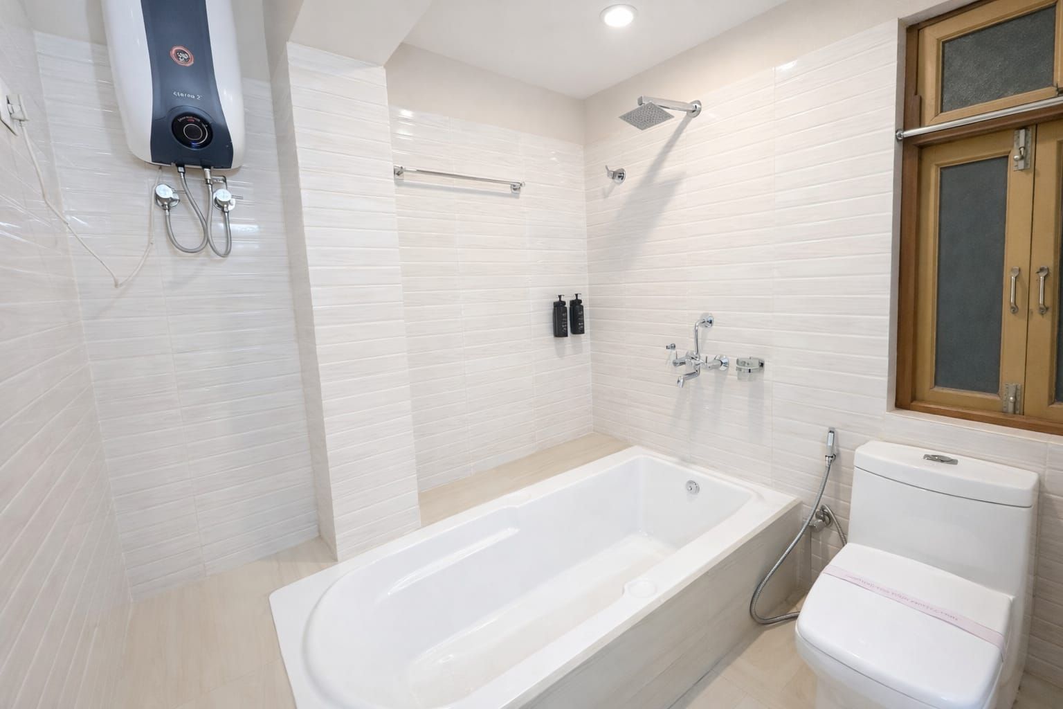 Hotel Norling Retreat Super Deluxe With Bathtub 2