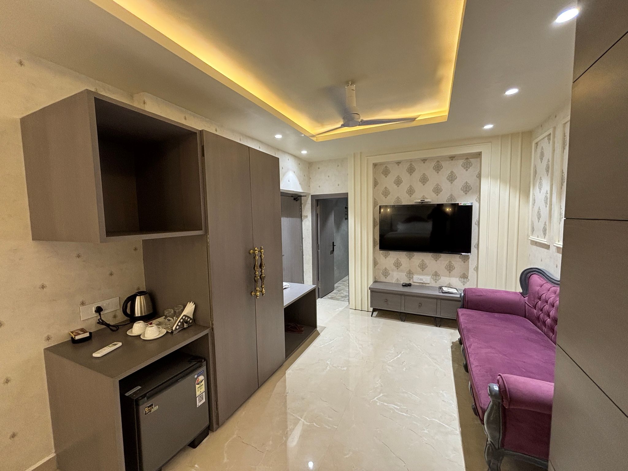 Hotel Black Panther Deluxe Room 6