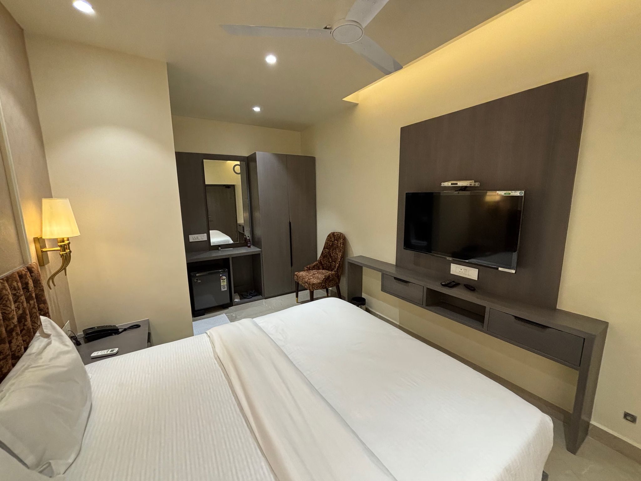 Hotel Black Panther Deluxe Room 3