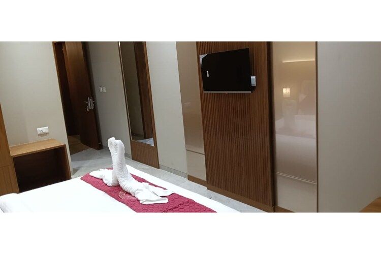 Tanishka Inn Deluxe Room 8