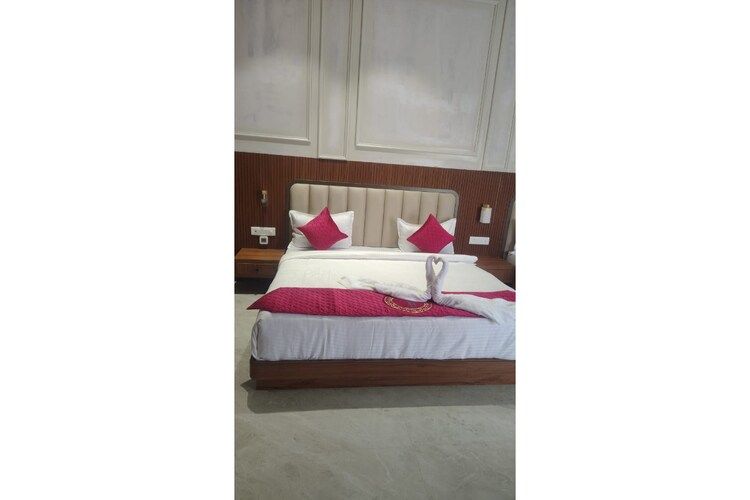 Tanishka Inn Deluxe Room 4