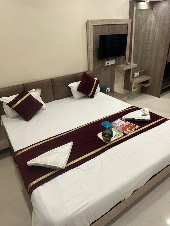 SUNDARAM PALACE Delux Double Bed 6