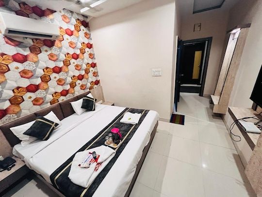 SUNDARAM PALACE Delux Double Bed 5
