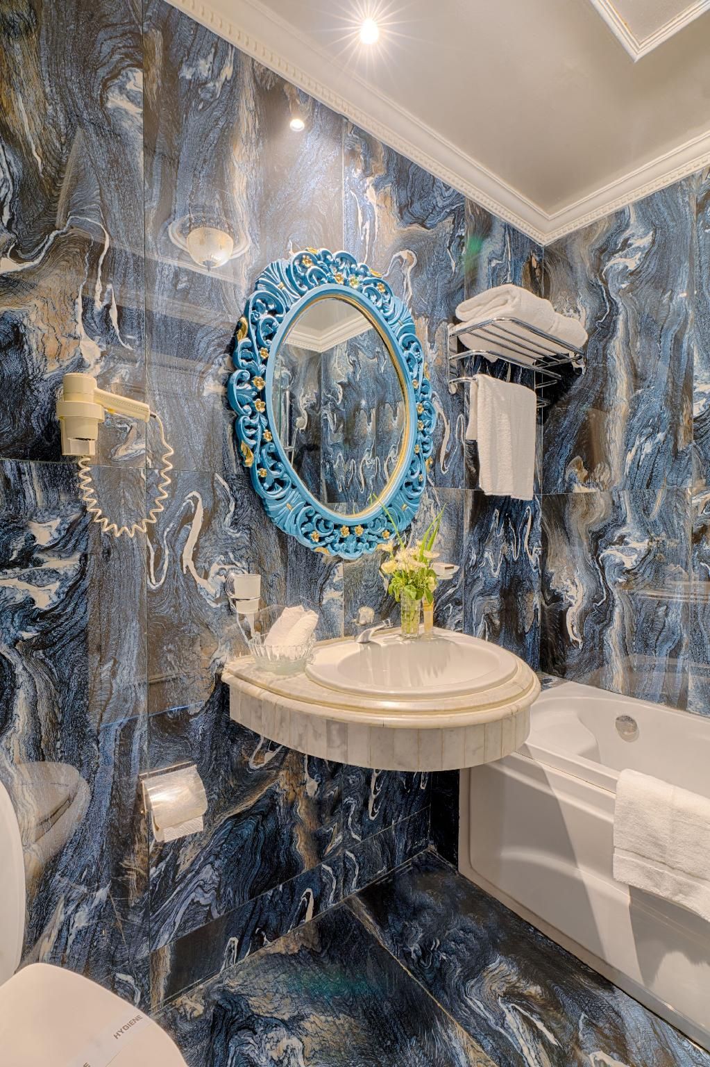 Le Metropole Luxury Heritage Hotel Since 1902 by Paradise Inn Group Golden Deluxe Side Sea View Room 3