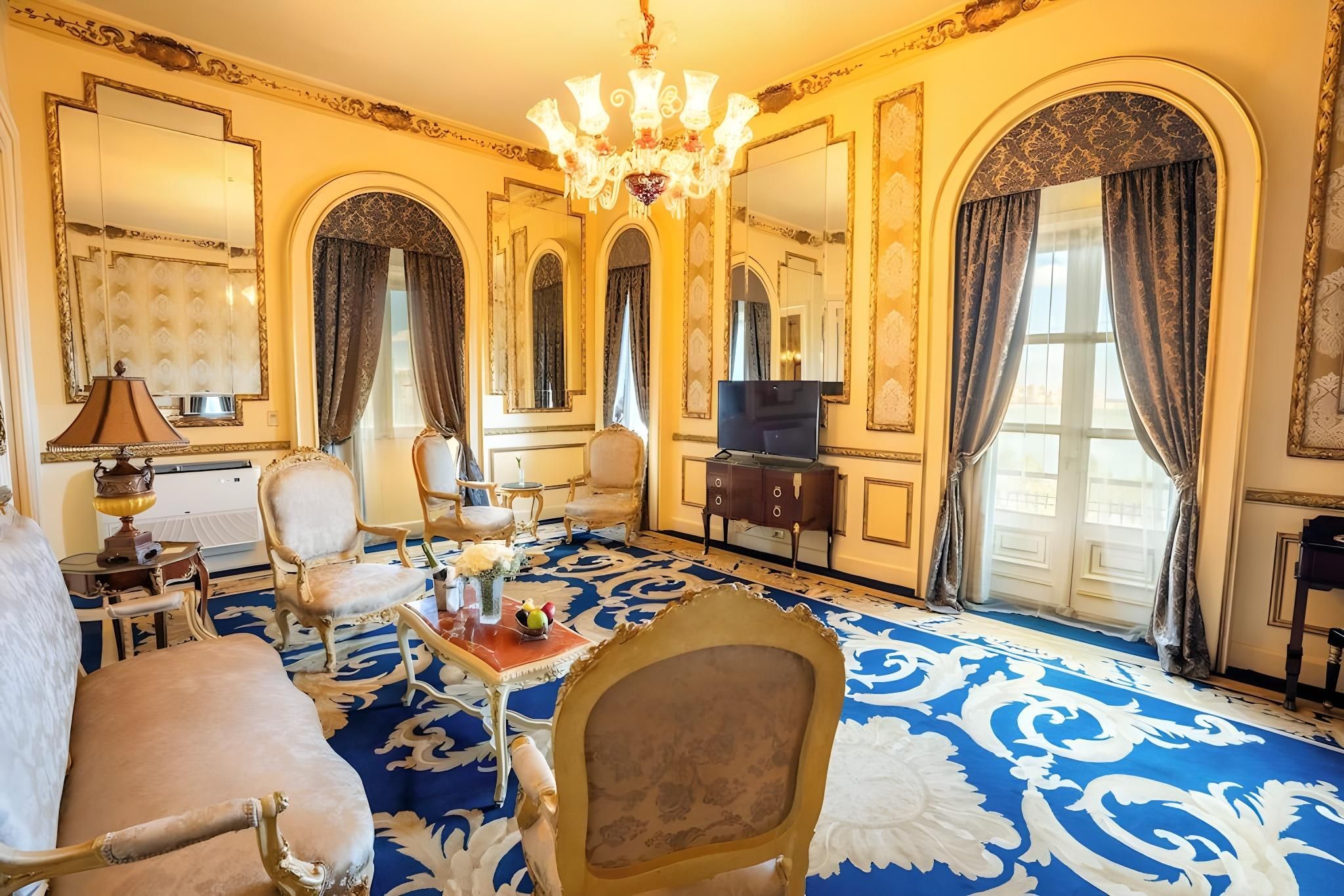 Golden Royal Sea View Suite