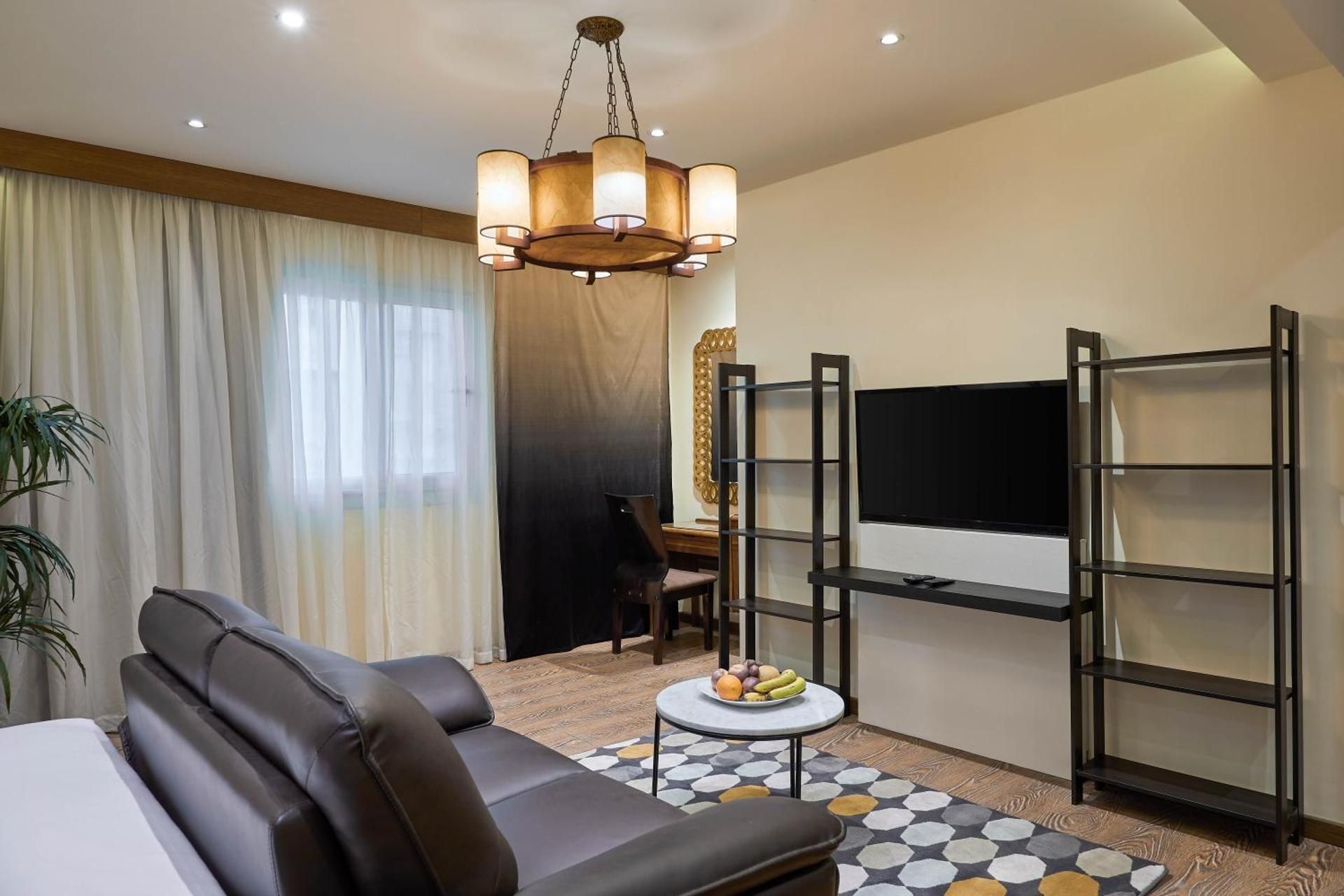 Deluxe Queen Suite