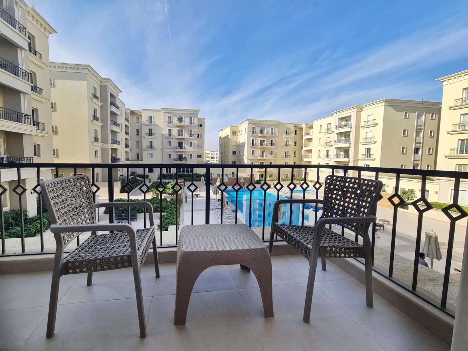 Apartment with Pool View 