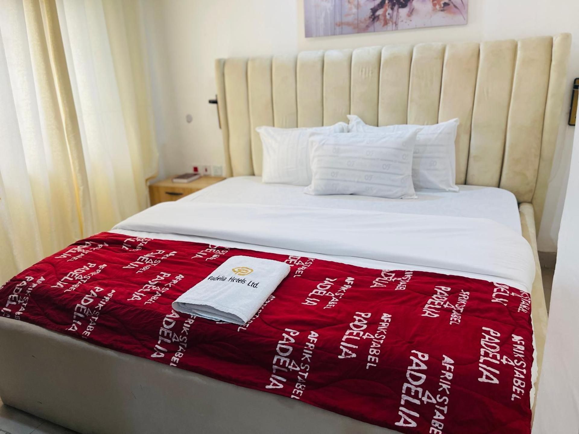 Deluxe One-Bedroom Apartment