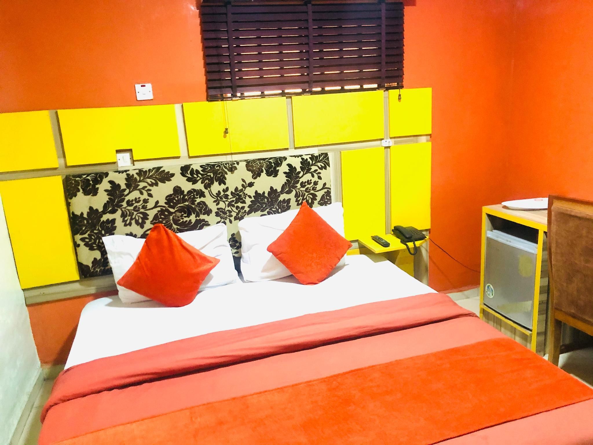 Downtown Royal Hotel (Awolowo) Deluxe Room 2