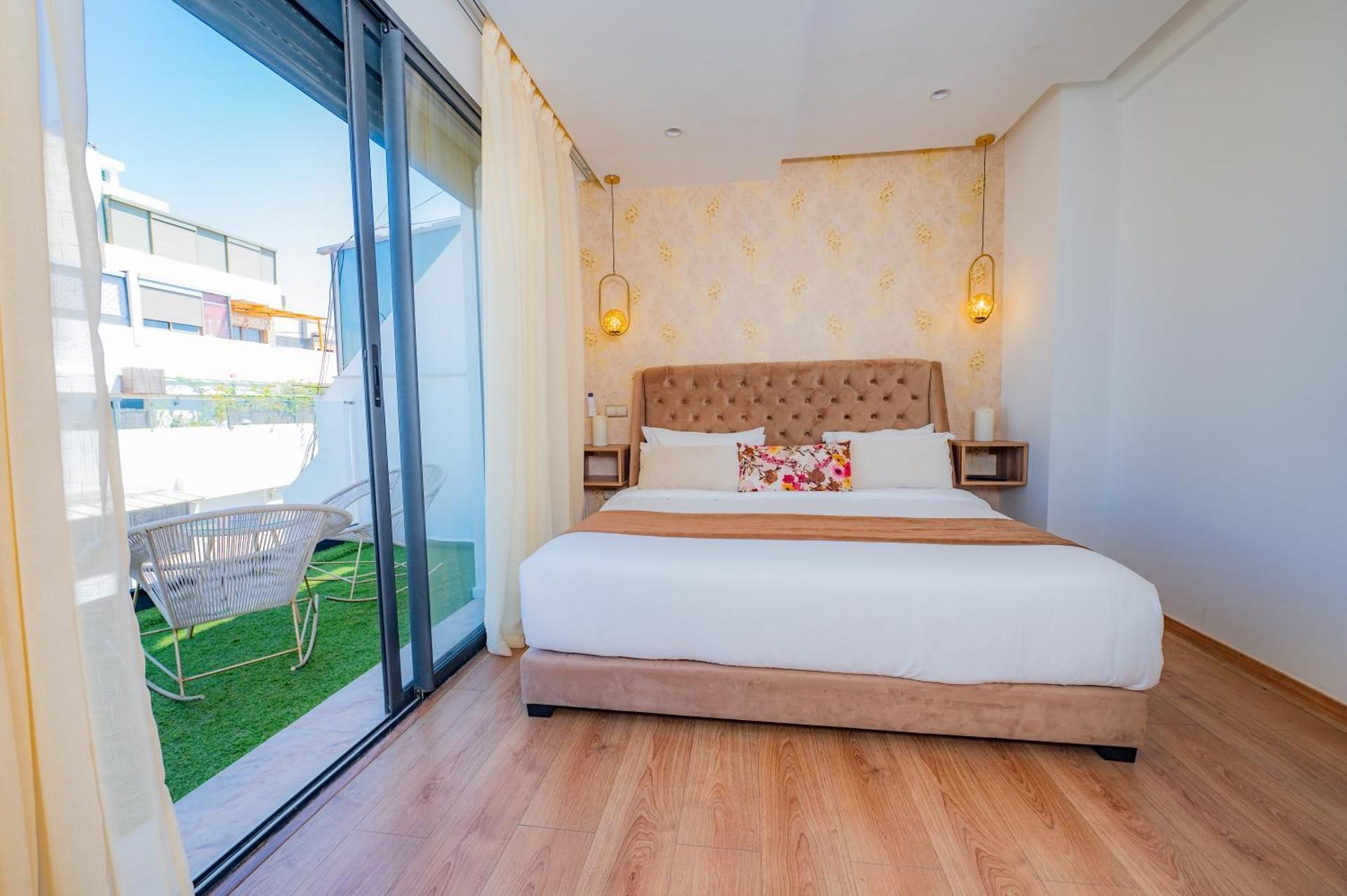 DELUXE APARTMENT
