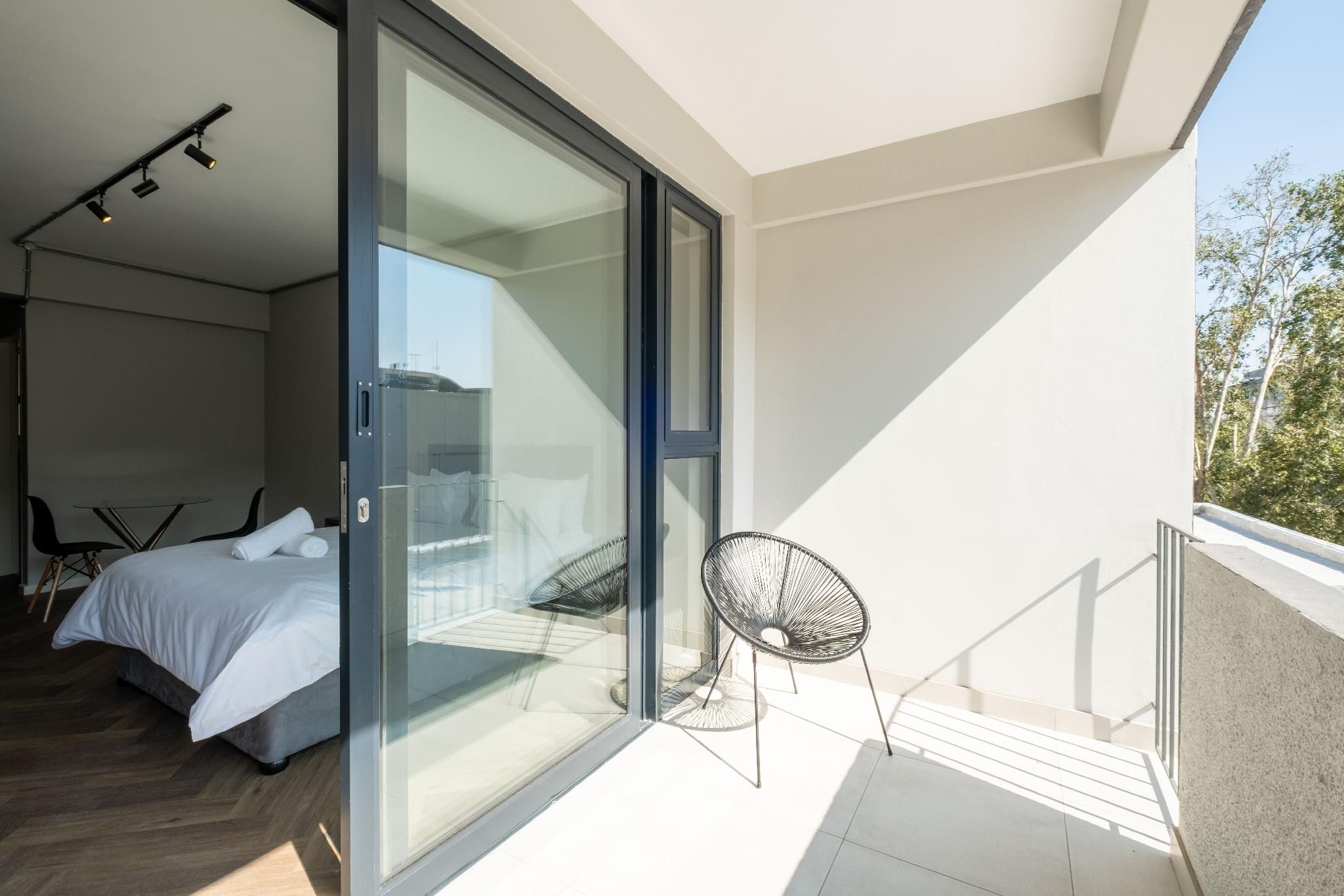 Inn & Out Plus Rosebank Superior Queen 2