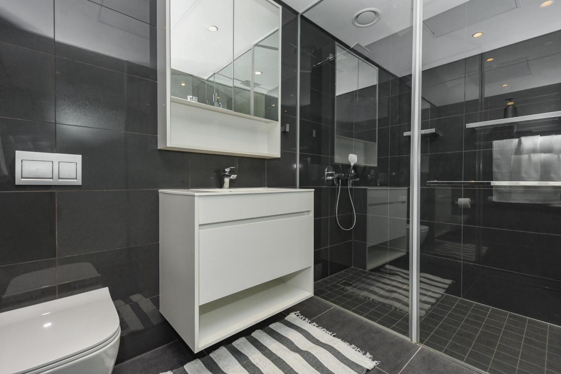 Apartment with Shower