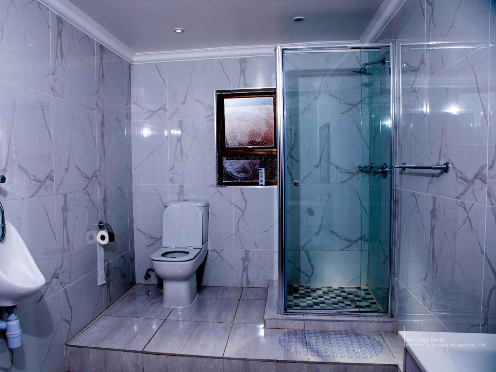 Heri guest house Deluxe Queen Room 3